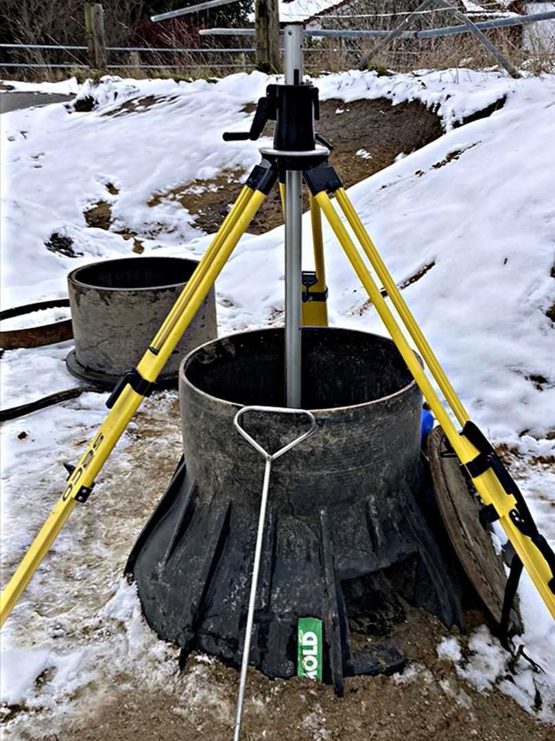 Die alten Kunststoffschächte hatten massive Schäden. Dazu gehörten Deformationen, Risse, Undichtigkeiten und Fremdwassereinträge. Im Bild zu sehen ist die Digitalisierung eines Altschachts. | Foto: Rehau