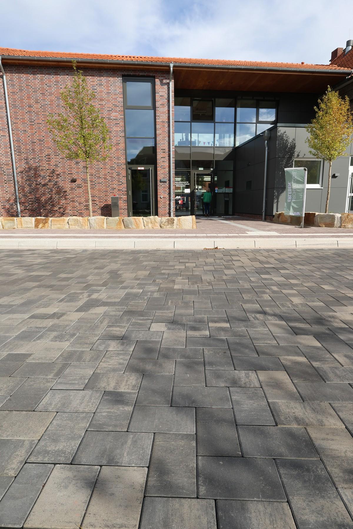 Für einen weiteren 430 Quadratmeter großen Bereich im Eingang beziehungsweise für die Terrasse fiel die Wahl auf den Pflasterstein Basalit Antik in dunkelbraun mit den Maßen 21 x 14 x 8 Zentimetern. | Foto: Berding Beton