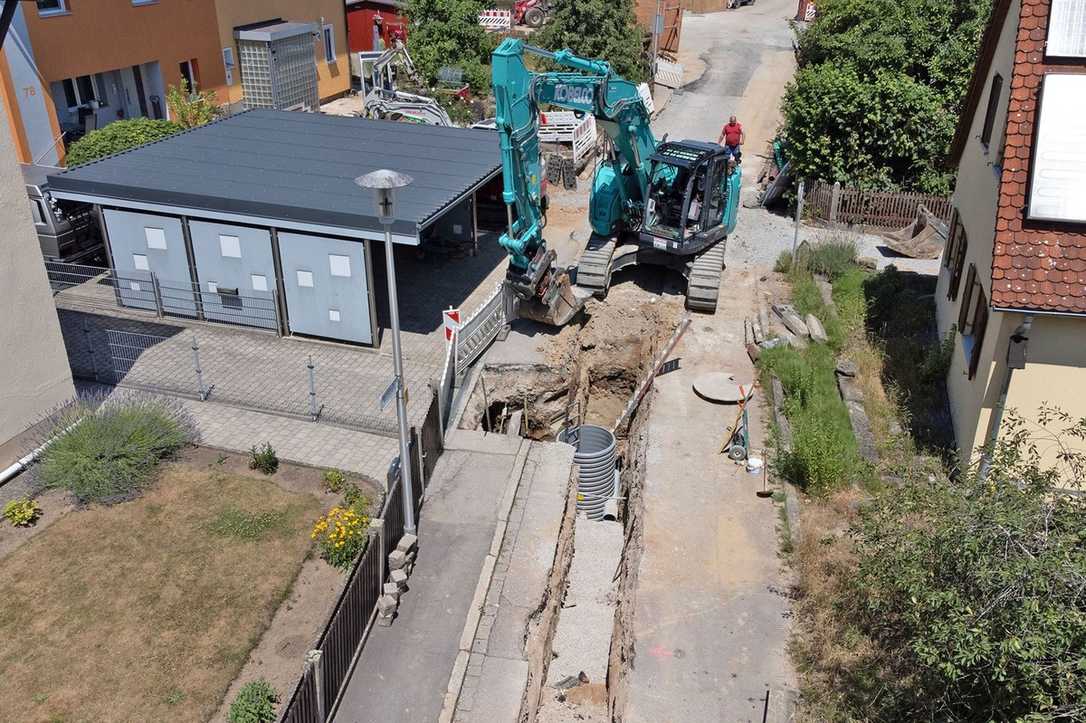 Kanalerneuerung in Ansbach: Kompakte Kombischächte für enge Baugräben