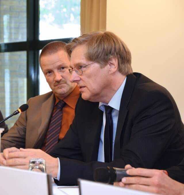 Brückenbau beschleunigen? Nur mit mehr Personal! – Dr.-Ing. Rainer Grzeschkowitz (rechts) berichtete über die Schwierigkei- ten der Ingenieurbüros, geeigneten Nach- wuchs zu finden. Links Dr.-Ing. Gero Mar- zahn. | Foto: bi