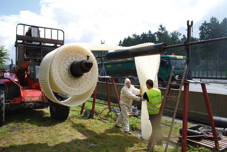 Des Noppenschlauch wird über einen vorhandenen Schacht eingezogen. Des Noppenschlauch wird über einen vorhandenen Schacht eingezogen.