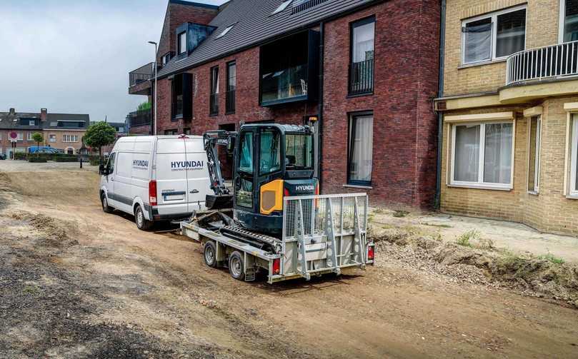 Dank 1.165 Kilo Gewicht lässt sich der HX10AZ auf jedem Tandemanhänger zum Einsatzort transportieren. | Foto: HyundaiBH