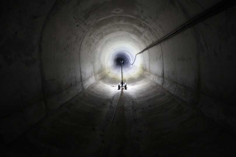 Inspektionssystem im Regenauslass (2.800 mm Höhe, 2.500 mm Breite): Die Höhenverstellung ermöglicht eine rohrmittige Positionierung, während die Kamera für eine optimale Ausleuchtung sorgt. | Foto: IBAK