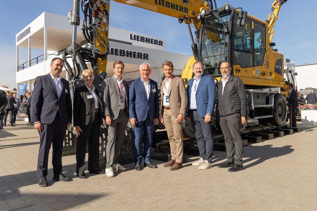 Gleisbau-Großauftrag: Swietelsky setzt auf 27 neue Zweiwege-Bagger von Liebherr Gleisbau-Großauftrag: Swietelsky setzt auf 27 neue Zweiwege-Bagger von Liebherr