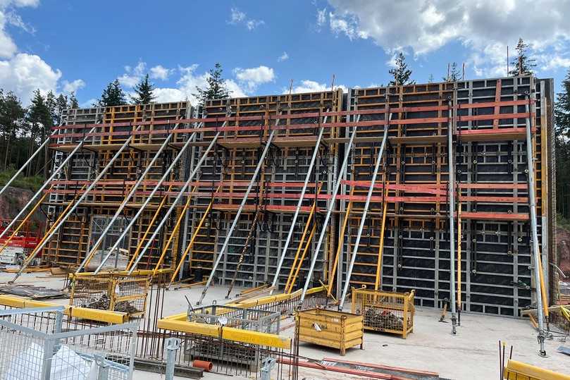 Insgesamt 11.000 m2 der Rahmenschalung „Orma“ kommen in Weilerbach zum Einsatz. Das Ulma-System ist für hohe Frischbetondrücke konzipiert. | Foto: Ulma Construction GmbH Insgesamt 11.000 m2 der Rahmenschalung „Orma“ kommen in Weilerbach zum Einsatz. Das Ulma-System ist für hohe Frischbetondrücke konzipiert. | Foto: Ulma Construction GmbH