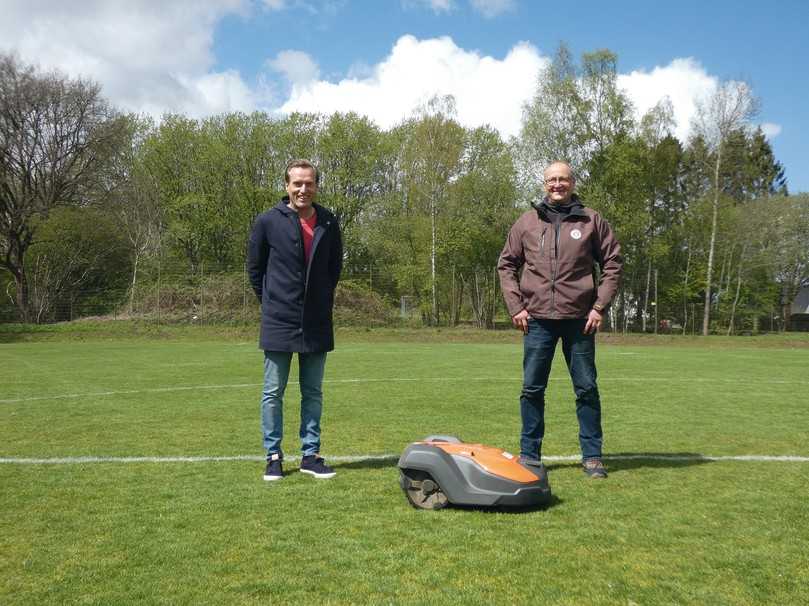Auf dem Rasenplatz des NLZ Brummerskamp vom FC St. Pauli (v.l.): Stefan Wüpping, Elbgarden-Geschäftsführer, und Platzwart Meik Diedrich. | Foto: es Auf dem Rasenplatz des NLZ Brummerskamp vom FC St. Pauli (v.l.): Stefan Wüpping, Elbgarden-Geschäftsführer, und Platzwart Meik Diedrich. | Foto: es