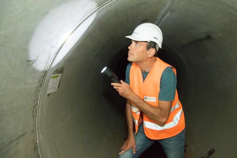 Projektleiter Rainer Aurin ist froh, dass der Klotzscher Stauraumkanal pünktlich fertig wird. Hier schaut er sich in der 600 Meter langen Röhre noch einmal einige Fugen an. | Foto: Stadtentwässerung Dresden