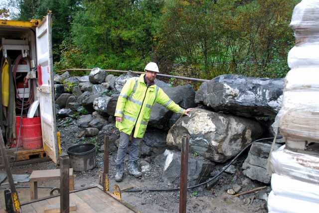 Stijn Philips zeigt auf Felsblöcke, wie sie bei den Vortrieben für die Kraftwerke Rufi und Cotlan im Baugrund anzutreffen waren. | Foto: A. zu Eulenburg Stijn Philips zeigt auf Felsblöcke, wie sie bei den Vortrieben für die Kraftwerke Rufi und Cotlan im Baugrund anzutreffen waren. | Foto: A. zu Eulenburg