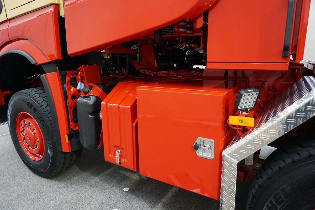 Jeder Platz am Rahmen wird ausgenutzt. Hier durch Ad-Blue-Tank, Batteriekasten und großem Staufach. | Foto: Paul Nutzfahrzeuge