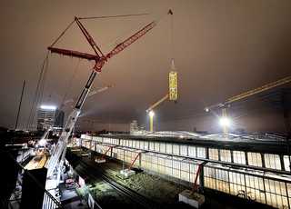 Am Abgrund: Nachtschicht für 450-Tonnen-Krane