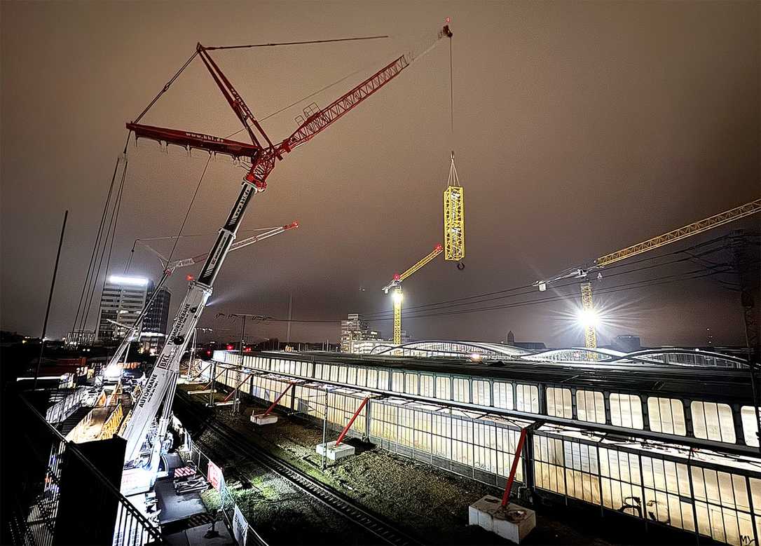Nachtschicht am Abgrund: 450-Tonnen-Krane heben über Bahnstrom und Tunnel