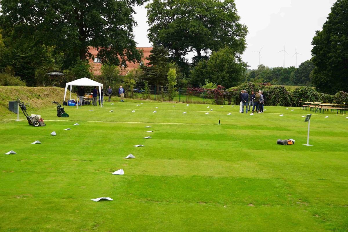 Zur Eröffnung des Kompetenzzentrums hatte das Team die verschiedenen Versuchsparzellen markiert und die entsprechenden Messgeräte vorbereitet. | Foto: Hochschule Osnabrück