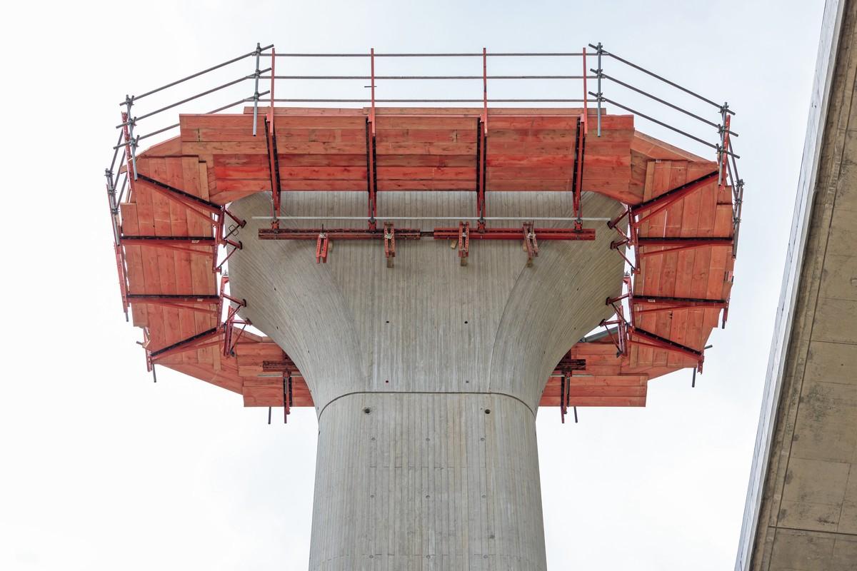 Das Variokit Gesimskappen- und Konsolsystem VGK dient als sichere, umlaufende Arbeitsbühne in großer Höhe. | Foto: PERI Deutschland