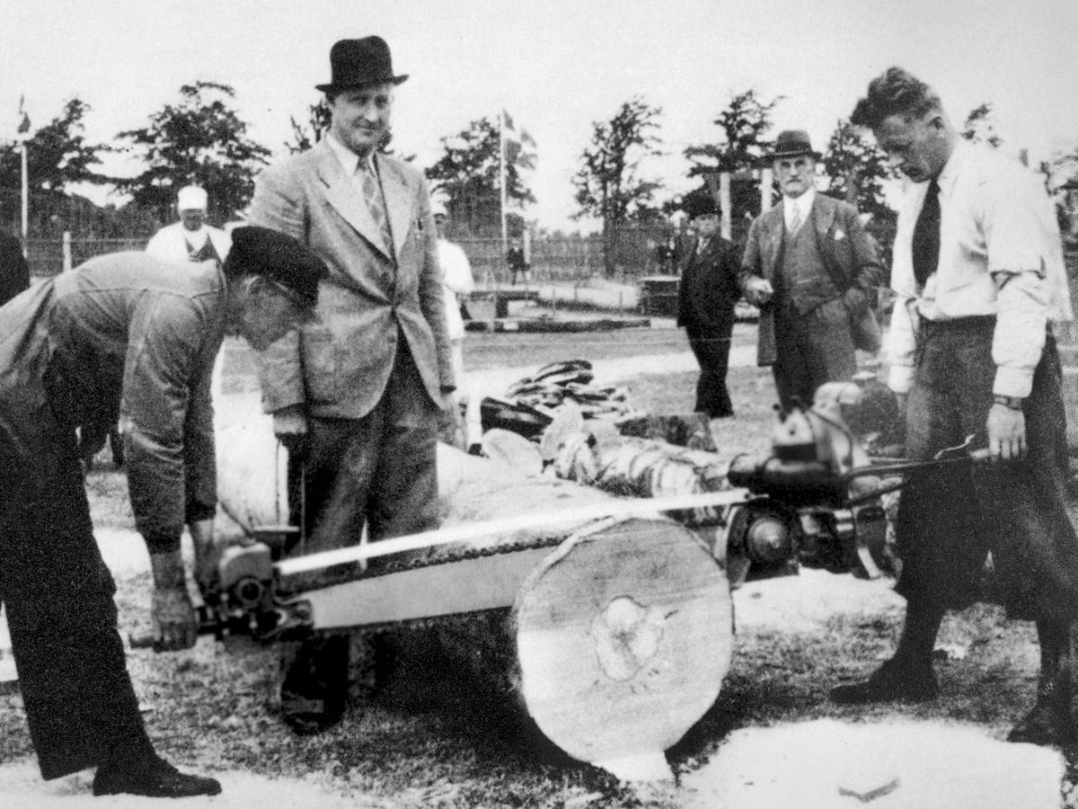 Stihl präsentiert die erste eigene tragbare Benzinmotorsäge 1929 und beginnt in die Schweiz, in die Niederlande und nach Belgien und Frankreich zu exportieren. | Foto: Stihl