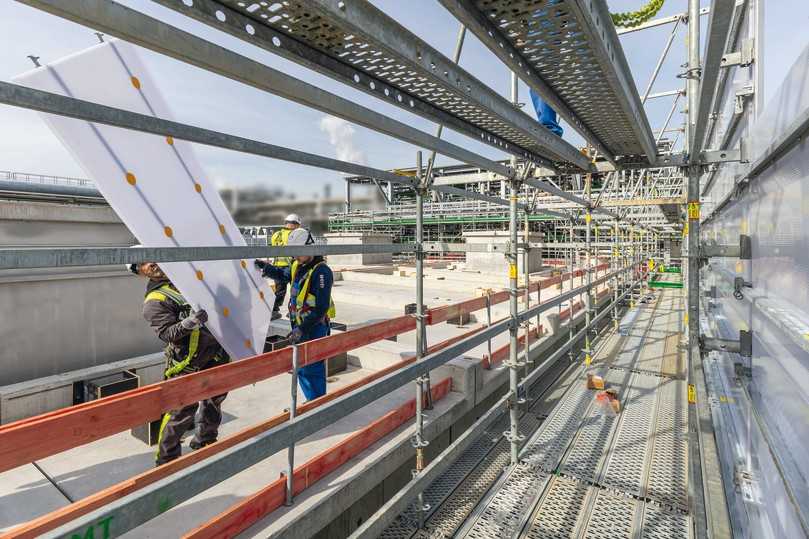 Die Cladding-Paneele gibt es in acht Größen. Sie sind leicht und lassen sich aus gesicherter Position einfach montieren. | Foto: Peri Deutschland/Andreas Tausend