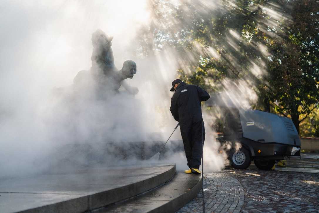Kärcher in Prag: Palacký-Denkmal mit Dampfstufe gereinigt