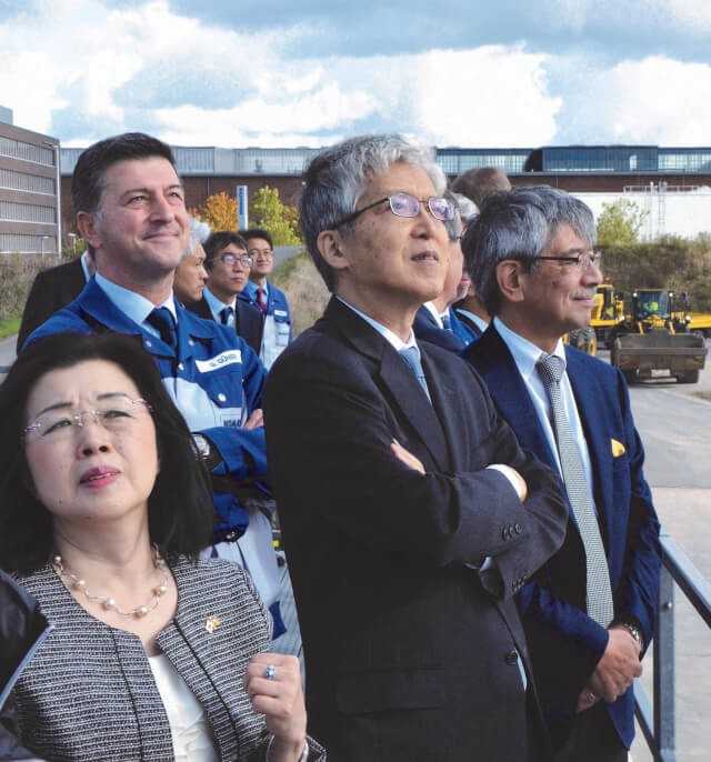 Mit Interesse verfolgten das Komatsu-Management und hoch- rangige Gäste – (v.l.n.r.) Japans Generalkonsulin in Hamburg Kikuko Kato, Geschäftsführer Göksel Güner, Botschafter Takeshi Yagi und Komatsu-Europe-Geschäftsführer Masatoshi Morishita – die Maschinenshow auf dem Hannoveraner Demogelände.