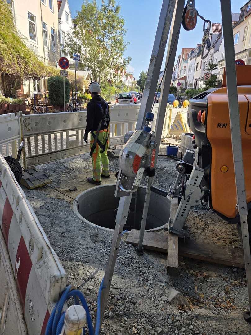 Blick auf die Erlenstraße mit den bestehenden Kopfsteinpflasterflächen und der vorbereiteten Baugrube für den UV-Liner-Einzug. Die Pflasterflächen konnten weitgehend erhalten bleiben, nur die für die Baugrube notwendigen Steine wurden temporär entfernt. | Foto: Swietelsky-Faber 