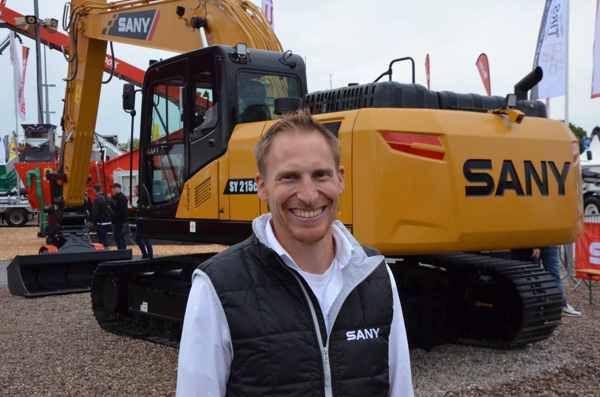 Im Rennen um die Gunst der Kunden entscheidet zurzeit häufig die Lieferfähigkeit. Und um die ist es bei Sany Europe gut bestellt: Oft vergehen nur wenige Wochen bis zur Übergabe des neuen Baggers. Sany-Marketingleiter Timm Hein freut’s. | Foto: B_I MEDIEN