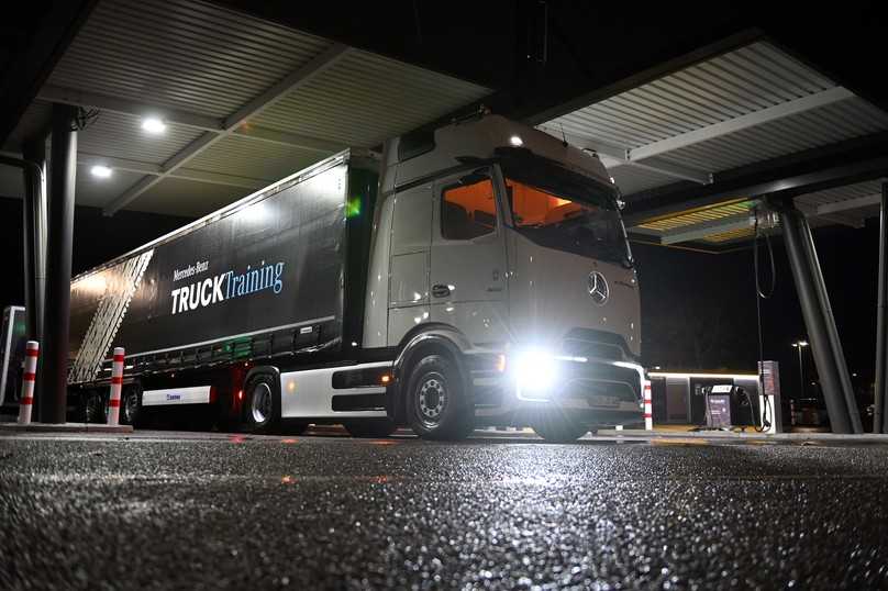 Das gedämpfte Licht in der Kabine ist genauso gelungen wie die kristallhelle Ausleuchtung der Fahrbahn durch die Matrix-Scheinwerfer. | Foto: FH