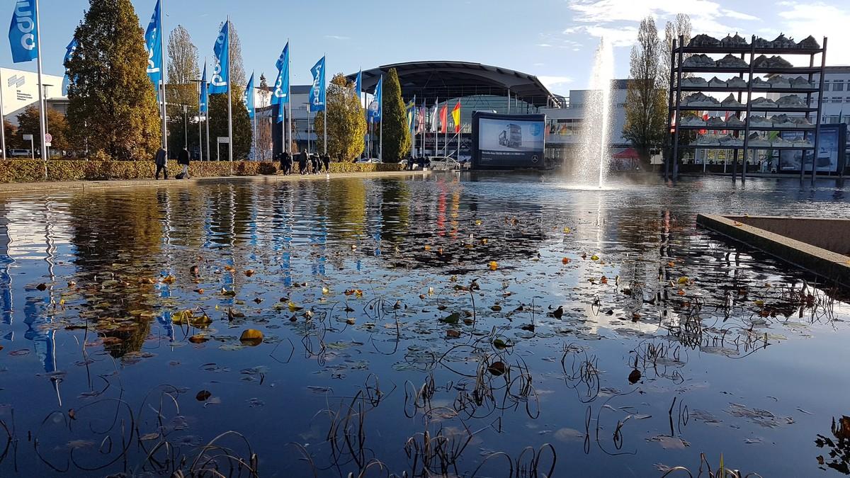 Der Haupteingang: Auch im Herbst hat eine Bauma ihren besonderen Reiz. | Foto: B_I/bb