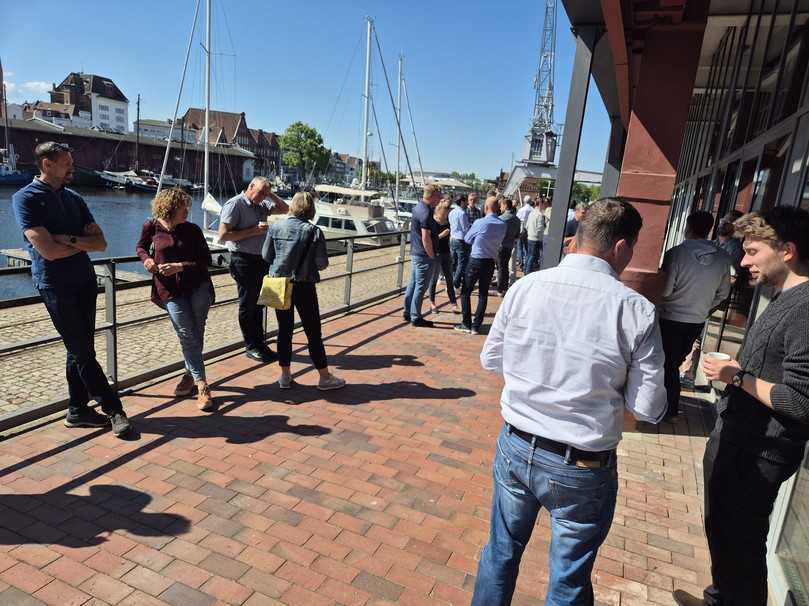Erfahrungsaustausch in der Pause vor attraktiver Kulisse | Foto: B_I/Valdix
