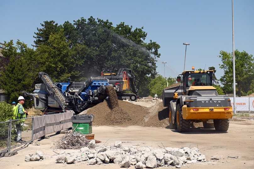 Der große Volvo L120 Electric schiebt das mineralische Recycling-Material in Brecher-Nähe und lädt gebrochenen Beton in den Kippsattel. | Foto: QUATEX