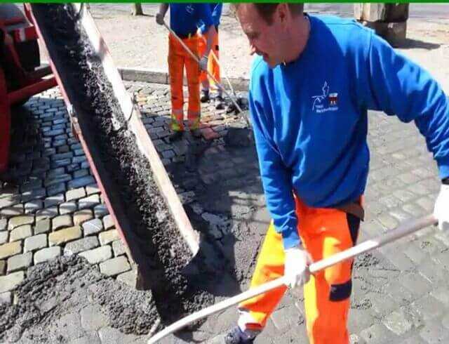 Der Fugenmix aus Stabilizer- und StaLok WA-Fugensanden wurde mit dem Lkw-Fahrmischer gemischt, verteilt und mit Gummischiebern eingearbeitet. | Foto: T. Preis Der Fugenmix aus Stabilizer- und StaLok WA-Fugensanden wurde mit dem Lkw-Fahrmischer gemischt, verteilt und mit Gummischiebern eingearbeitet. | Foto: T. Preis