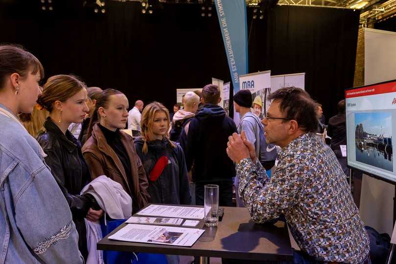 Auch viele junge Leute informieren sich bei der InfraSPREE. | Foto: Aquanet Auch viele junge Leute informieren sich bei der InfraSPREE. | Foto: Aquanet