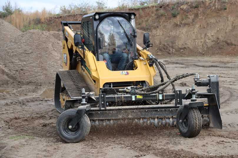 Die Powerrake dient der Vorbereitung von Rasenflächen. | Foto: Zeppelin Die Powerrake dient der Vorbereitung von Rasenflächen. | Foto: Zeppelin