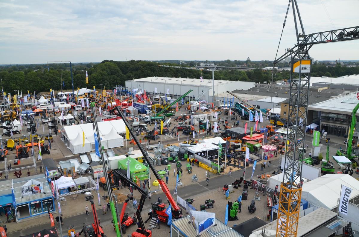Die Nordbau auf dem Messegelände der Holstenhallen in Neumünster bietet den Besuchern auch in diesem Jahr wieder ein breites Angebot – ein Blick über das Freigelände Nord aus der Vogelperspektive. | Foto: B_I/Budde
