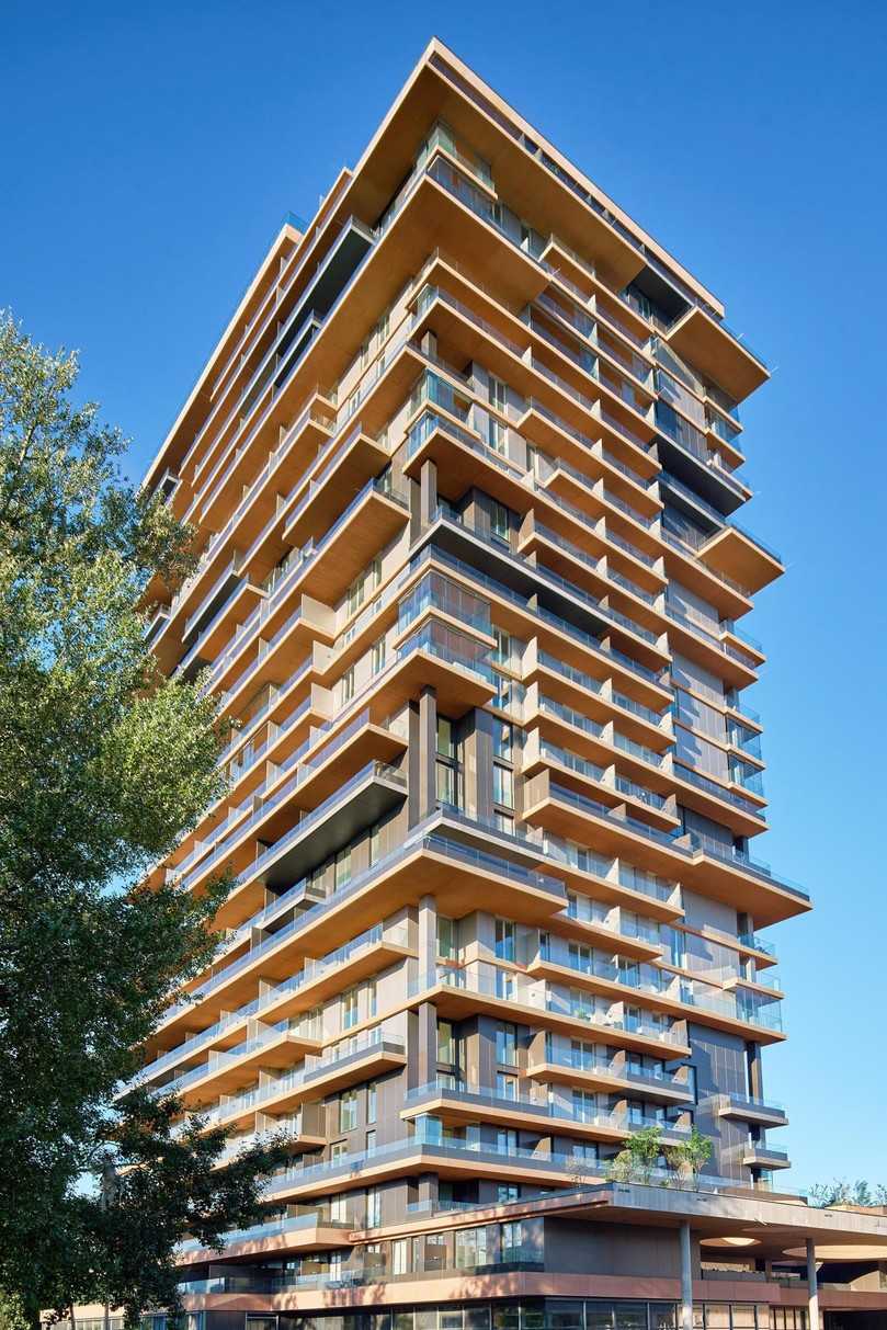 Die dynamische Fassadengestaltung des „Grünblick“ entsteht durch die auskragenden Geschossdecken und die versetzten Balkone, deren Brüstungen und Unterseiten als Sichtbeton-Fertigteile ausgeführt wurden. | Foto: NOE-Betongestaltung/R. Pfeiffer