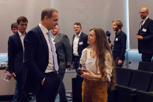 Industrie trifft auf Klimaaktivistin: Clara Mayer von der Klimaschutzbewegung „Fridays for Future“ spricht nach ihrem Grußwort mit Martin Lehner, CEO des Construction-Equipment-Forum-Gründungsmitglieds Wacker Neuson. | Fotos: Offenblende
