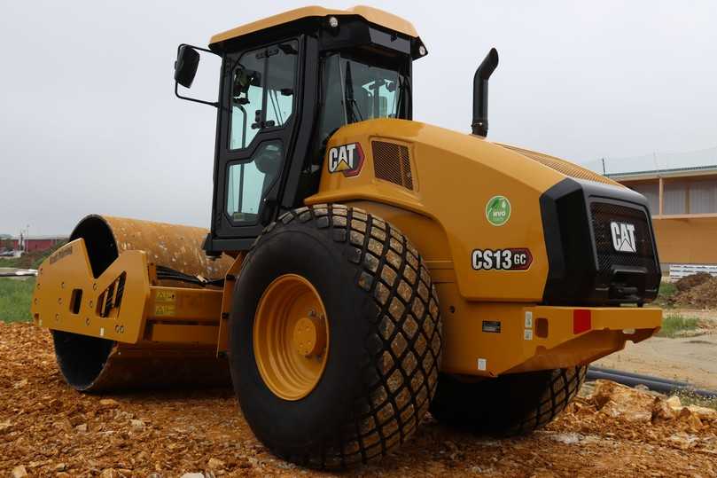 Die neue Cat Walze CS13 GC verdichtet eine 1,5 Meter dicke Schicht aus Hackschotter beziehungsweise Schroppen. | Foto: Zeppelin