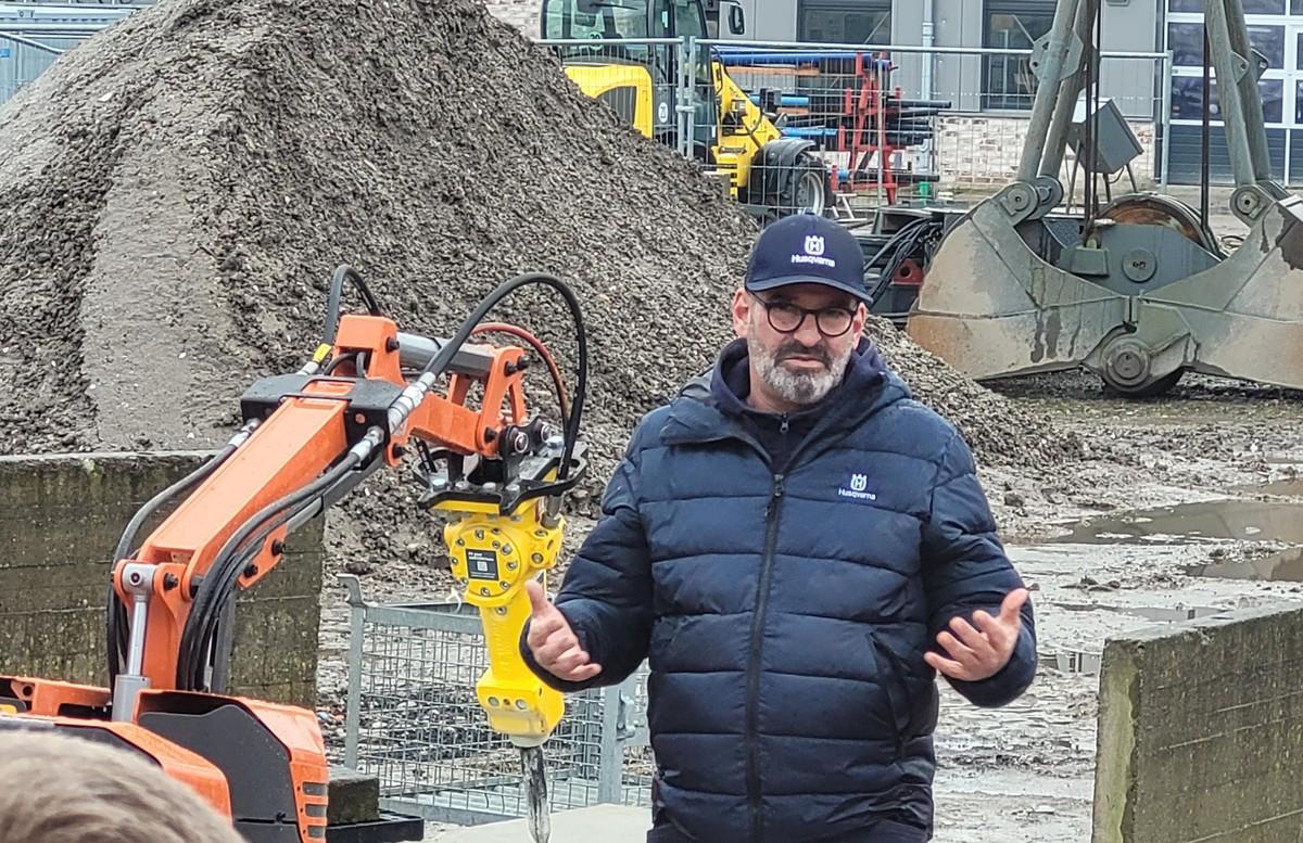 Raoul Lambertz, Key-Account Manager Abbruchtechnik DACH bei Husqvarna, präsentierte den Besuchern der Roadshow den neuen DXR 95. | Foto: B_I/bb Raoul Lambertz, Key-Account Manager Abbruchtechnik DACH bei Husqvarna, präsentierte den Besuchern der Roadshow den neuen DXR 95. | Foto: B_I/bb