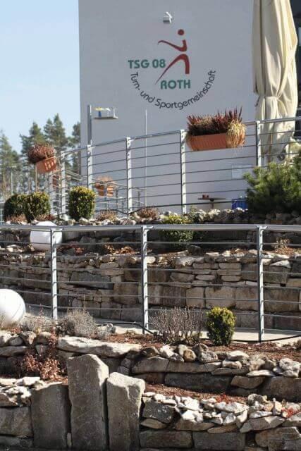 Hier wurde ein barrierefreier Zugang mit Einfassung aus Natursteinen geschaffen