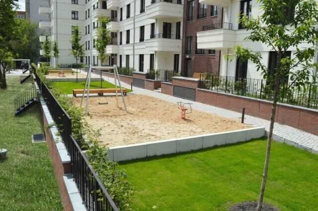 Praxisbeispiel Retentionsdach auf einer Tiefgarage mit Begrünung und Verkehrsflächen in Berlin. Während eines Regenereignisses wird die Kanalisation durch den Rückhalt in den Wasserretentionsboxen auf dem Dach entlastet. Der Abfluss erfolgt nach Vorgabe der Stadtentwässerung, wahlweise mit 1-10 l/s ha, entsprechend 0,36-3,6 l/h m². | Abb.: Optigrün