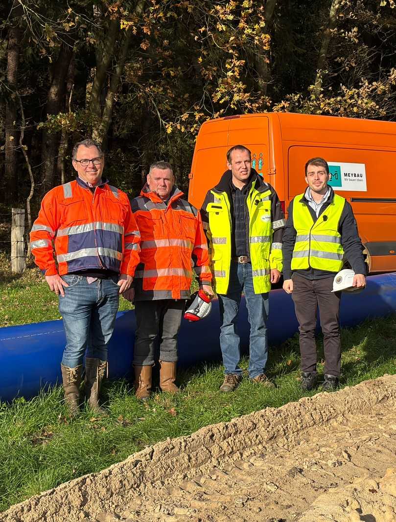 V.l.: Sebastian Zukowski (WKT), Alfred Brand (Bauleiter Meybau), Daniel Hilgefort (Leiter Betriebsstelle OOWV), Torben Bötzel (WKT) | Foto: WKT