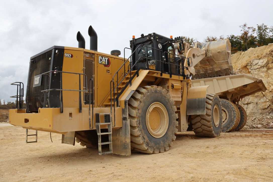 Cat Monster Baumaschinen im Steinbruch: Von der Bauma zum Einsatz