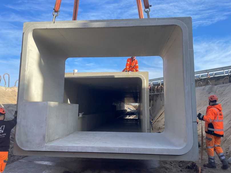 Die Rahmen sind mit einer Otterberme ausgestattet, die es Fischottern und anderen Wildtieren ermöglicht, trockenen Fußes den Durchlass zu durchqueren und die A27 zu unterqueren. | Foto: Berding Beton GmbH