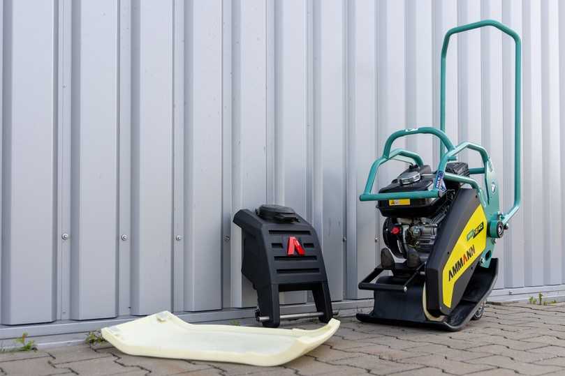 Der optionale Wassertank oder die Pflastermatte lassen sich ohne Werkzeug montieren. | Foto: Ammann