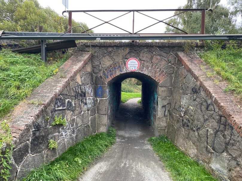 Vorher: Sowohl technisch als auch wirtschaftlich war die alte Bahnüberführung aus Naturstein seit längerer Zeit sanierungsbedürftig. | Foto: ITG Ingenieur-, Tief- und Gleisbau GmbH Vorher: Sowohl technisch als auch wirtschaftlich war die alte Bahnüberführung aus Naturstein seit längerer Zeit sanierungsbedürftig. | Foto: ITG Ingenieur-, Tief- und Gleisbau GmbH