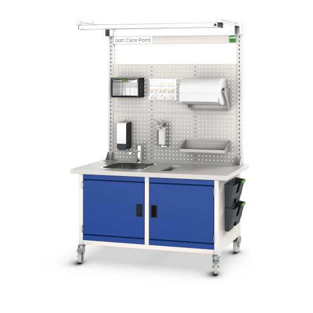 Der bott Care Point mit Wasseranschluss, Papierrollenhalter und Ablagen unterstützt Mitarbeiter bei den Hygienemaßnahmen. | Foto: Bott