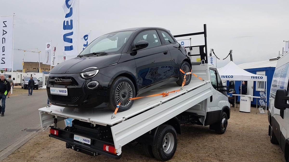 Fahrzeughändler Meer Iveco lockt die Besucher mit einem Gewinnspiel, bei dem man einen Fiat500e sechs Monate lang fahren kann - vielleicht verliebt man sich dabei ja in die elektrische Knutschkugel. | Foto: bb