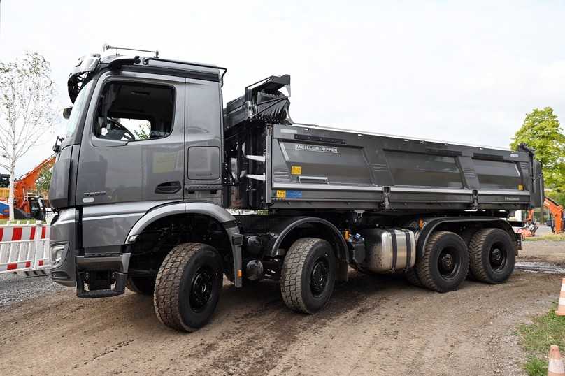 Das limitierte Sondermodell Arocs 3253 K 8x4/4 Extent besticht durch seine Metallic-Lackierung im Farbton „Wettergrau matt“ und weiteren optischen Extras. | Foto: FH