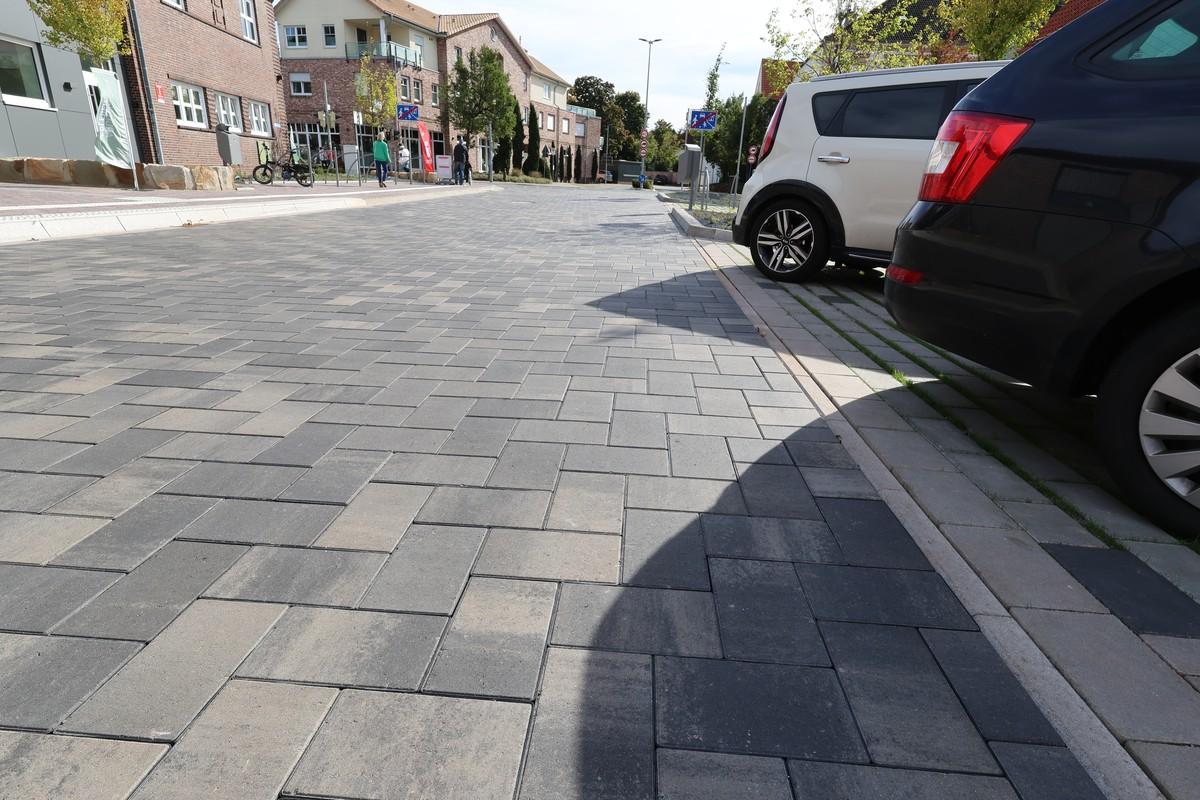 Durch die Steindicke von zehn Zentimetern eignet sich der Combi Connect für Wohnstraßen oder Fußgängerzonen mit Ladeverkehr. | Foto: Berding Beton