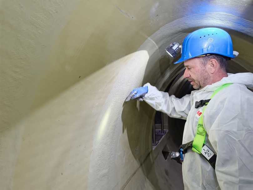 Bauleiter Stephan Bollmann bei der Besichtigung der eingebauten Rohre | Foto: B_I/Valdix