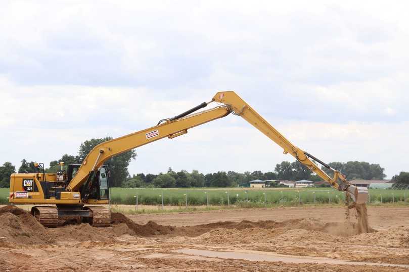 Ein Cat Kettenbagger 323 mit einem 18 Meter langen Longreach-Ausleger bringt das Material ein. | Foto: Zeppelin