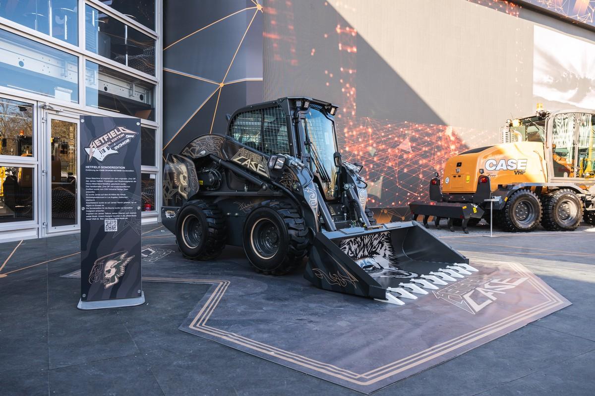 Case zeigt auf der baume einen besonderen Kompaktlader, inspiriert von Metallica-Frontmann James Hetfield. | Foto: Case