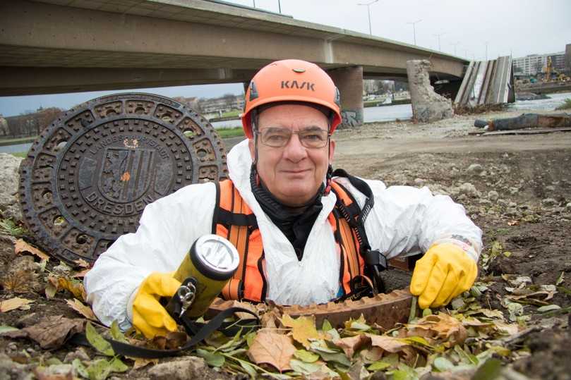 Autor Peter Hilbert recherchiert seit Jahrzehnten zu Brücken. Der Diplom-Journalist und Ingenieur hat schon zahlreiche Bücher über Brücken verfasst, zuletzt über den Einsturz der Dresdner Carolabrücke. | Foto: Michael Neumeister Autor Peter Hilbert recherchiert seit Jahrzehnten zu Brücken. Der Diplom-Journalist und Ingenieur hat schon zahlreiche Bücher über Brücken verfasst, zuletzt über den Einsturz der Dresdner Carolabrücke. | Foto: Michael Neumeister